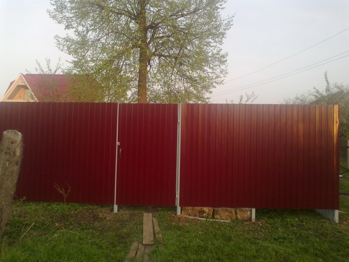 Забор из профнастила для загородных домов